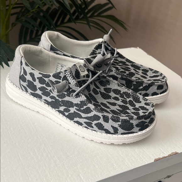 Hey Dude Women’s Wendy Leopard Sparkle Shoes - Picture 3 of 9